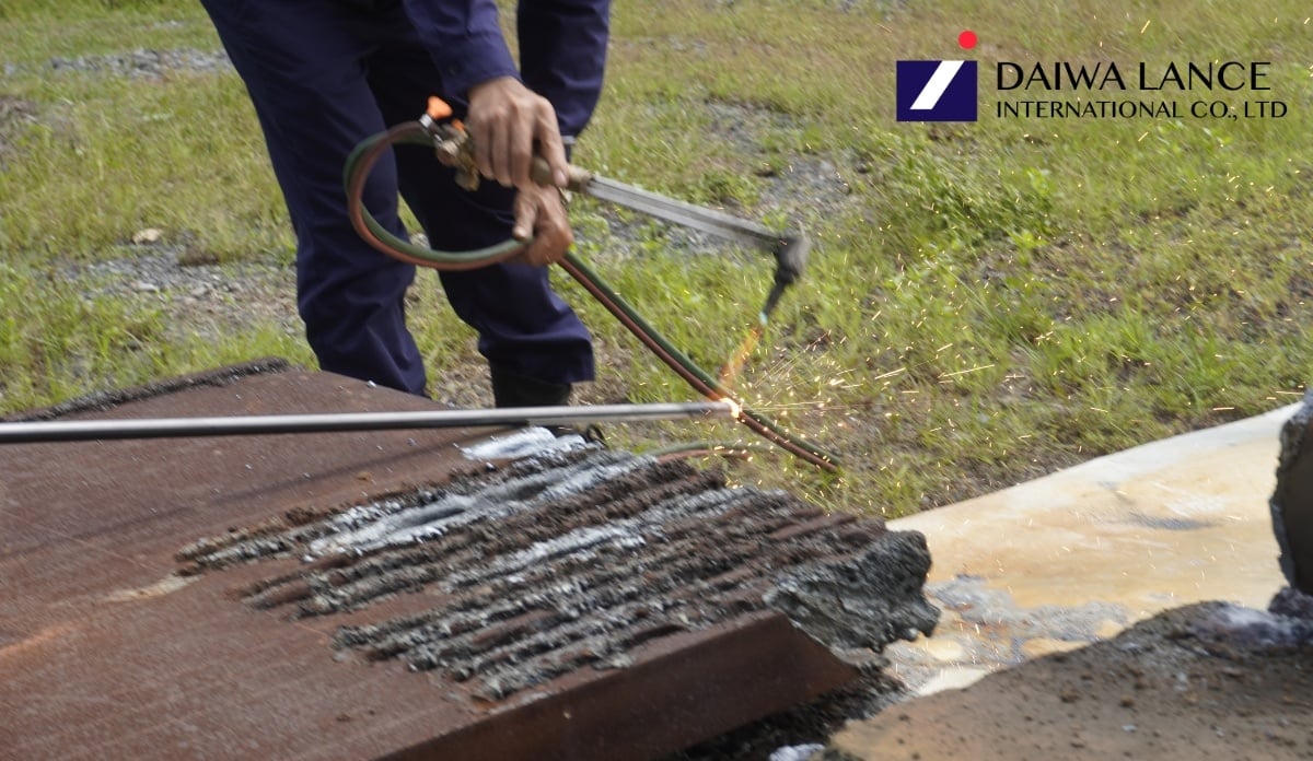 [thermic-lance]-cutting-steel-slab
