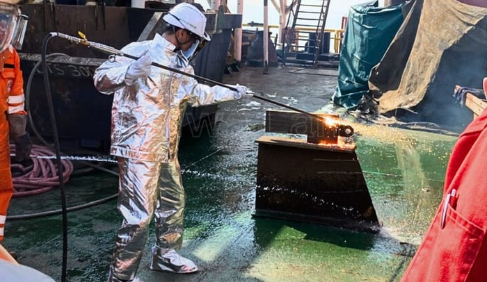 thermic-lance-cutting-at-sea-01-1