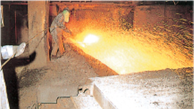 Helping flow of molten iron at blast furnace trough